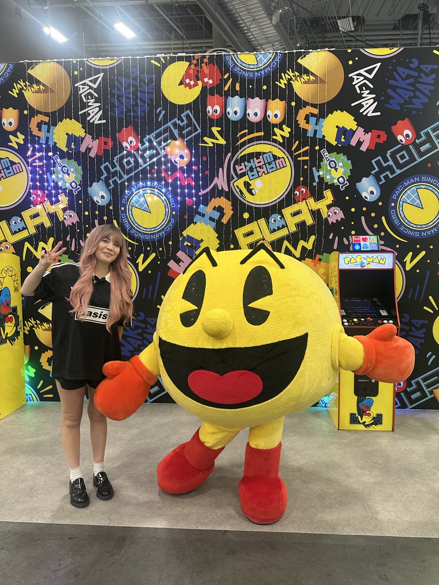 who else got a picture with pac-man by the <a href="/BoredApeYC/">Bored Ape Yacht Club 🍌</a> booth <a href="/ComplexCon/">ComplexCon</a>???