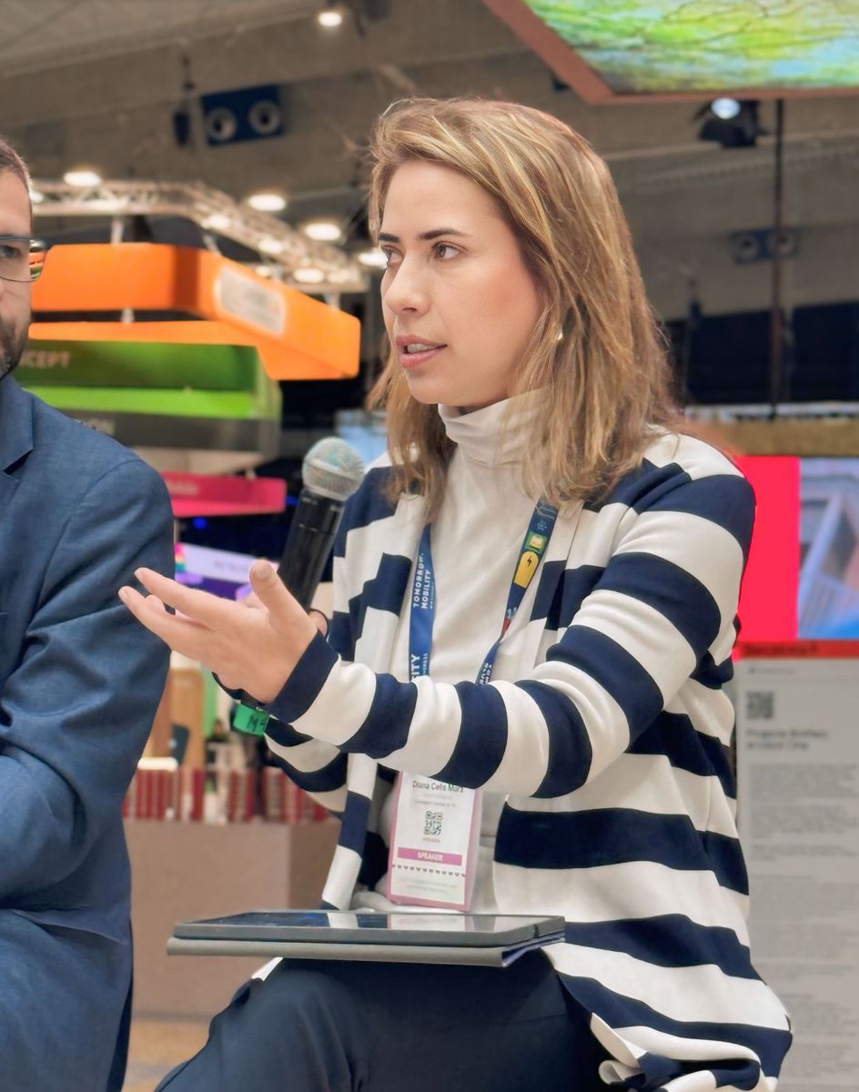 "En Bogotá creemos que no basta con infraestructura. Por eso creamos #BogotáCapitalDigital: una estrategia integral que tiene componentes de ciberseguridad, apropiación, uso de datos y servicios digitales centrados en la ciudadanía", destacó <a href="/diancelm/">Diana Celis Mora</a>, Consejera TIC del Distrito