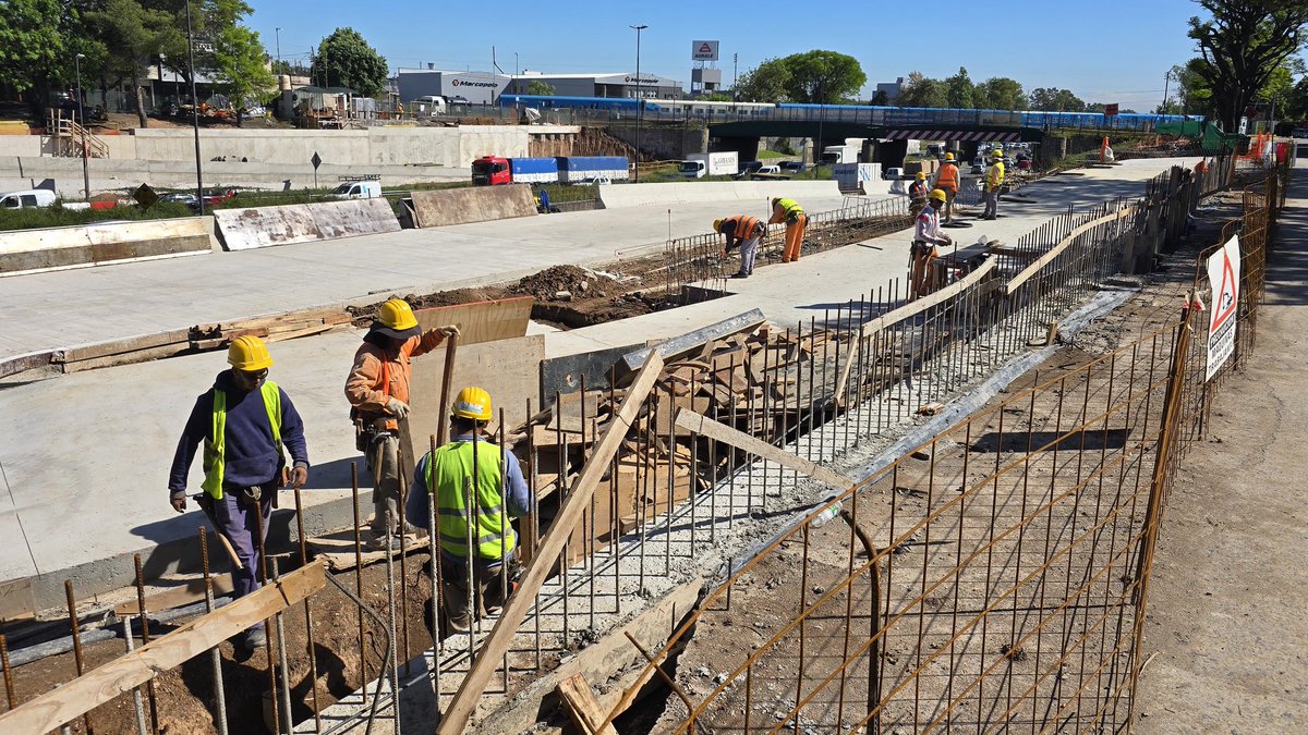 gcba's tweet photo. Con en el rediseño de carriles y puentes, la creación de un carril exclusivo para transporte público, la continuidad de colectoras, nuevos puentes peatonales y un parque lineal a lo largo de la traza: avanza el proyecto integral que transformará la Autopista Dellepiane, que va a transforma la forma de moverse de más de 200 mil personas.