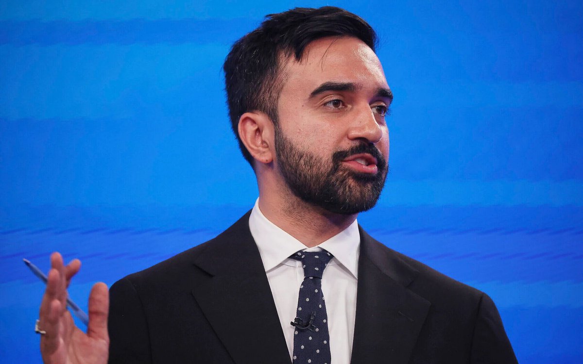 New York Belediye Başkanı Zohran Mamdani oldu.

-34 yaşında Hint asıllı Müslüman
-7 yıl önce ABD vatandaşı oldu
-Filistin destekçisi, İsrail'i soykırımla suçluyor
-200 bin kiralık sosyal konutla evsizlikle mücadele edecek
-Belediye kreşleri açacak
-Belediye marketleri kuracak