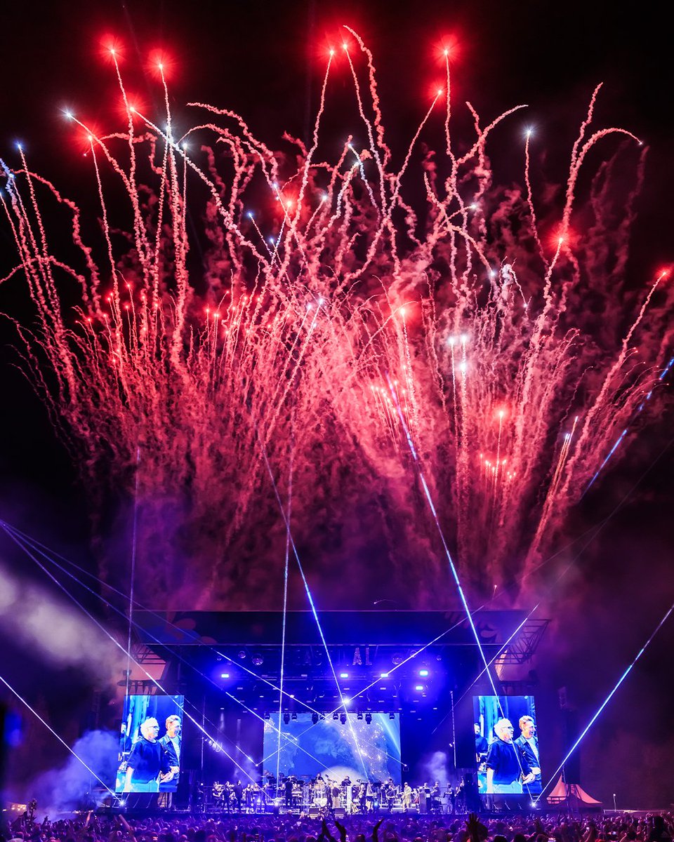 alexjameshq's tweet image. How are you celebrating #BonfireNight? 

We’ll be roasting chestnuts on the open fire and waving sparklers around.

#BritpopClassical #FireworksNight #FeastivalFlashback #Pyros