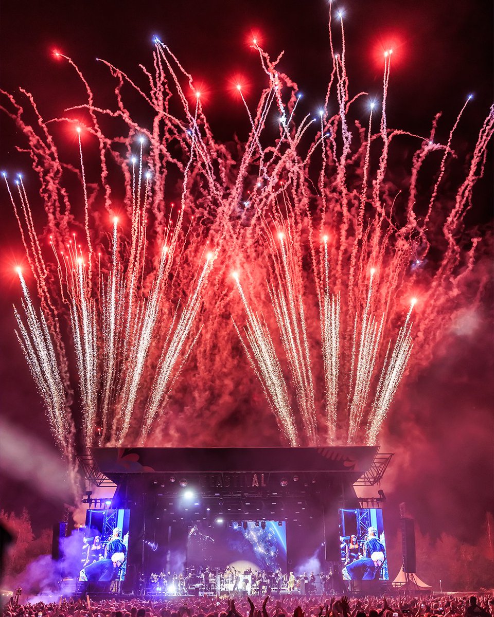 alexjameshq's tweet image. How are you celebrating #BonfireNight? 

We’ll be roasting chestnuts on the open fire and waving sparklers around.

#BritpopClassical #FireworksNight #FeastivalFlashback #Pyros