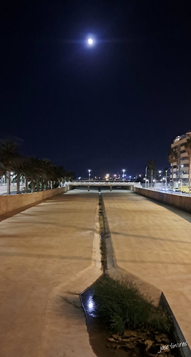 El cauce, un pista de hormigón.

#Melilla #Luna_llena #otoño #Rio_de_Oro