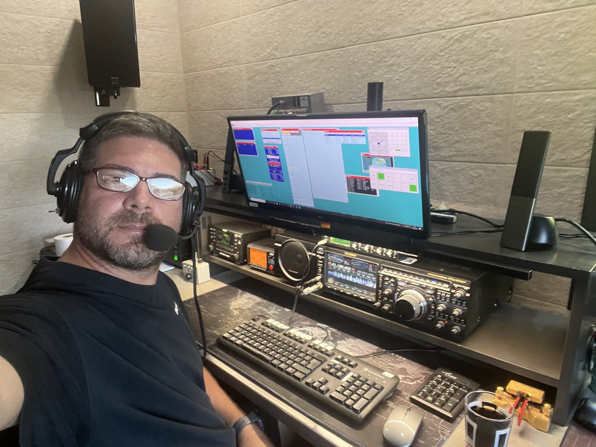 EC7AKV Fonsi tweet media