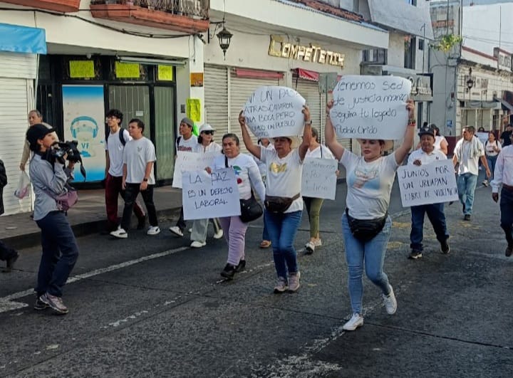 Empleados y transportistas marchan juntos por Carlos Manzo luciernaganoticias.com/noticia/Emplea…