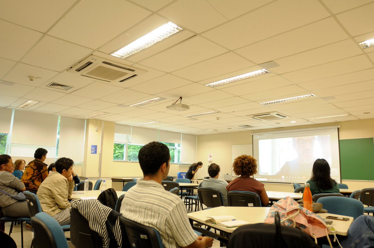 Diversos profissionais que atuam nas equipes de Consultórios na Rua participaram de curso para aperfeiçoamento de técnicas e conhecimentos para lidar com pessoas em situação de vulnerabilidade. O intuito é qualificar os profissionais. 

📲Saiba mais: encurtador.com.br/HHRf