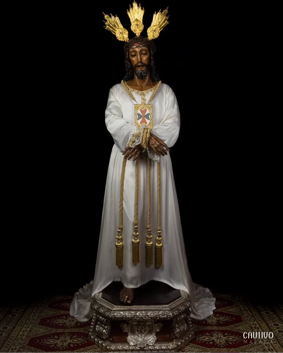 Estoy en la cofradía, y acaba de llamar una señora de Barcelona para que le encendamos al Señor unas velas por ella, que hace el donativo por transferencia.

Me ha emocionado la sencillez y autenticidad de esta muestra de amor y piedad popular desde tan lejos.