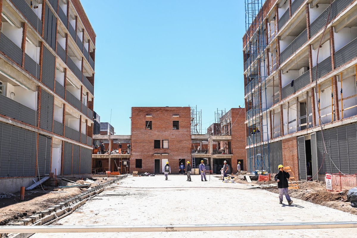 🚧 Hoy recorrimos algunas de las obras que estamos realizando para transformar la vida de las familias de los barrios Puerta de Hierro, San Petersburgo, 17 de Marzo y 17 de Marzo bis, un proyecto que está cambiando la vida a más de 12.500 bonaerenses.