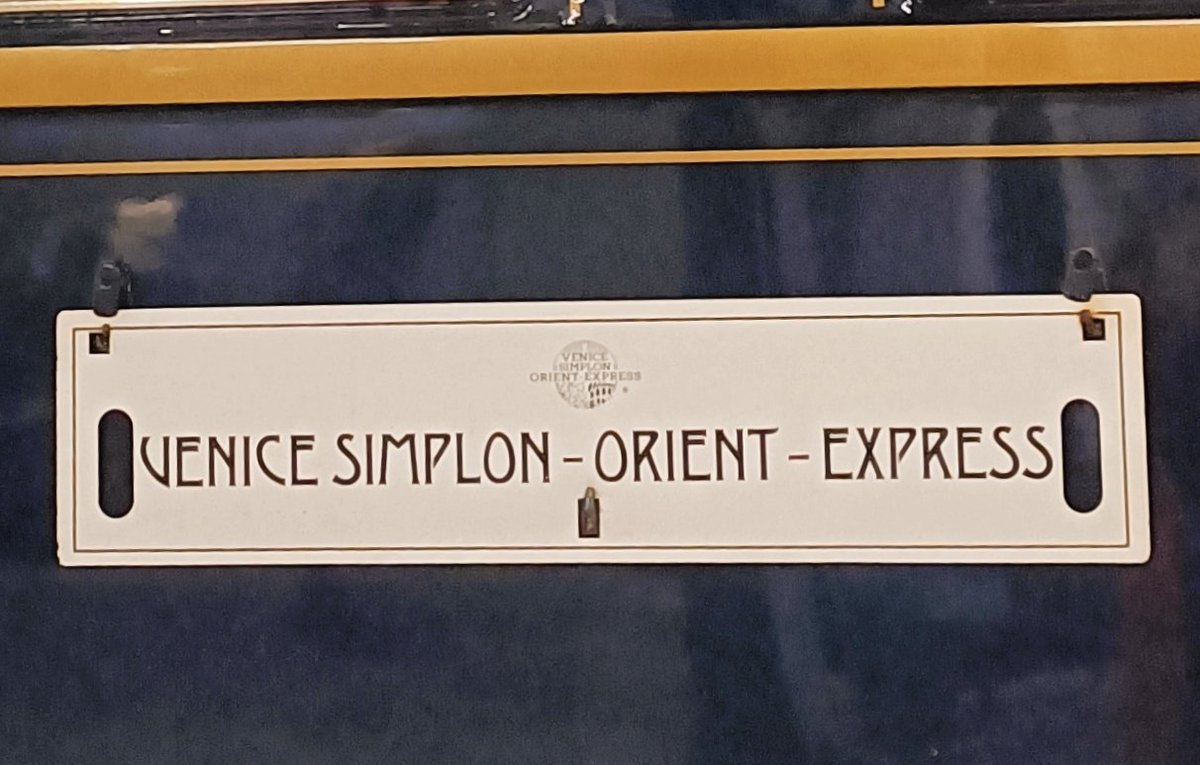 Sur un quai de la gare d'Austerlitz ce soir.  #OrientExpress