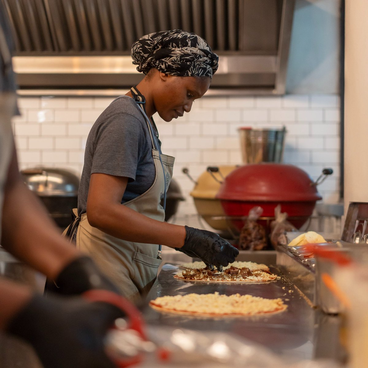 FIRST THURSDAYS AT MOJO! 🎨🍸 Art, comedy &amp; after-hours eats - this is how Cape Town rolls. 💃
. . .
Start your night with an awesome comedy special, sip on a cocktail (or three) &amp; feast your way through 30+ food stalls under one roof. The vibe? Unfiltered Cape Town magic. ✨