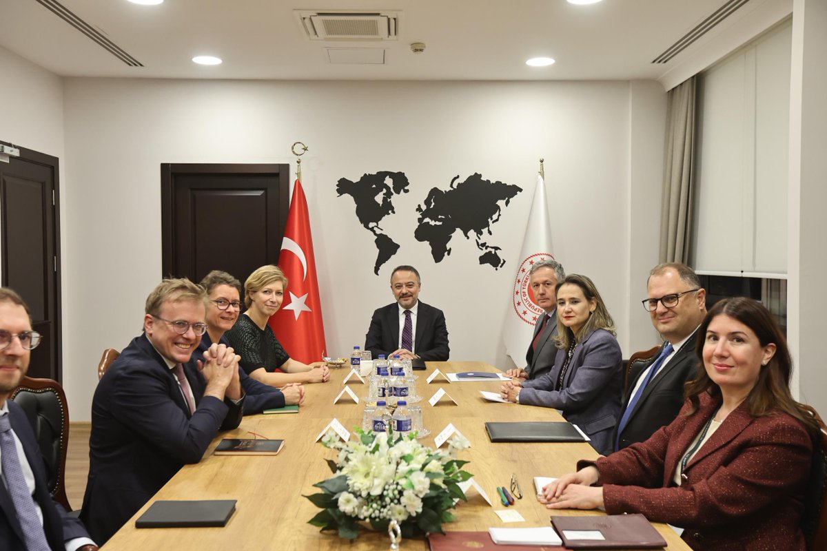 Deputy Minister Nuh Yılmaz met with Anne-Claire Legendre, Adviser to the President of the Republic of France for Middle East and North Africa, and Bertrand Buchwalter, Adviser to the President of the Republic of France for Continental Europe and Türkiye.
 
During the meeting,