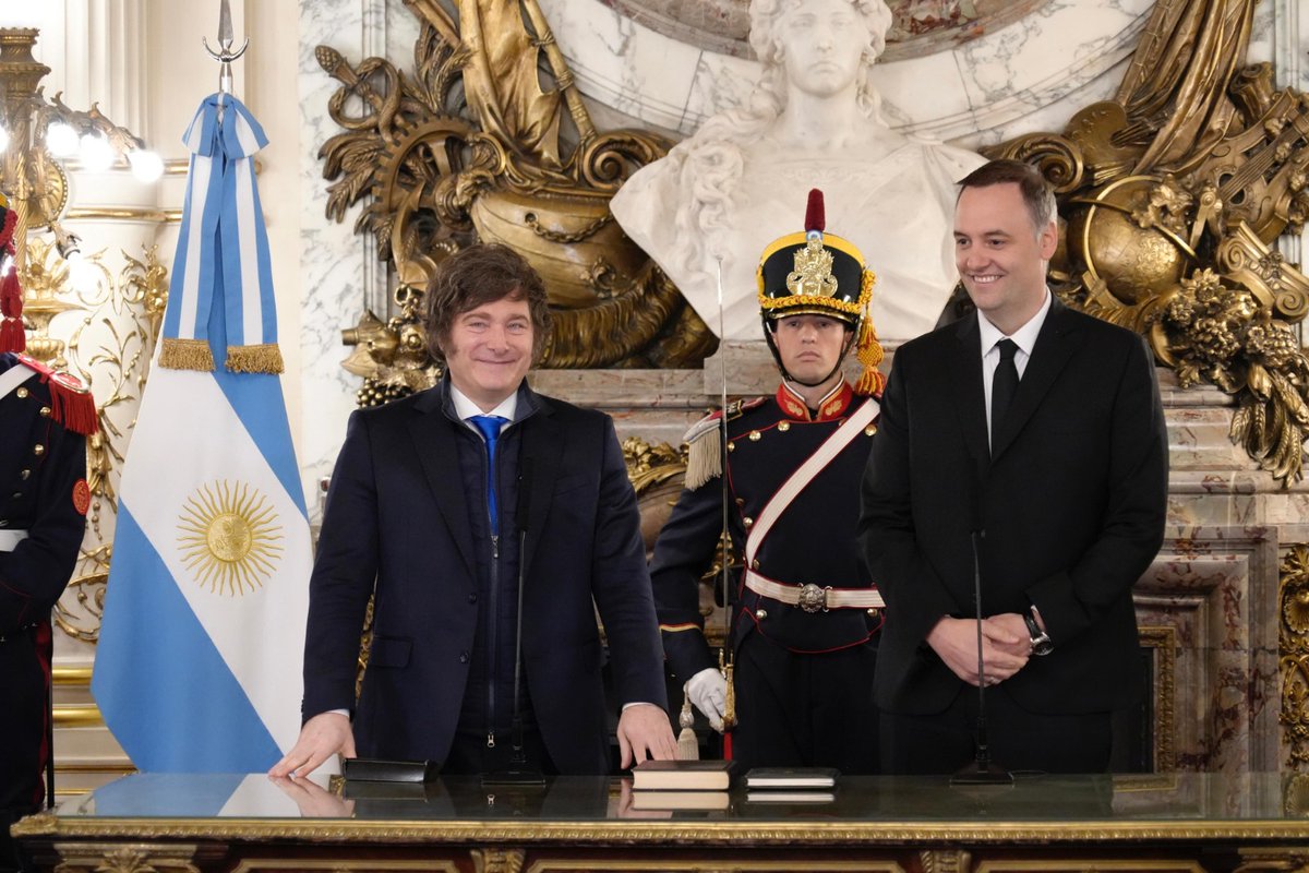El Presidente Javier Milei tomó juramento al nuevo Jefe de Gabinete, Manuel Adorni.