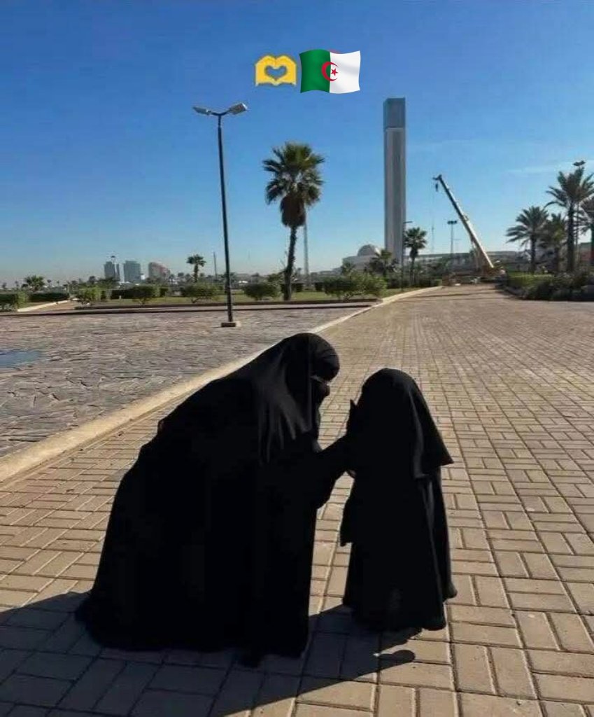 أخبروا المحتشمة أن رؤيتها تبعث في نفوس من حولها الثبات والعزة
وأن الألسن بعد رؤيتها تظل تلهج بالدعاء لها ولمن ربّاها.