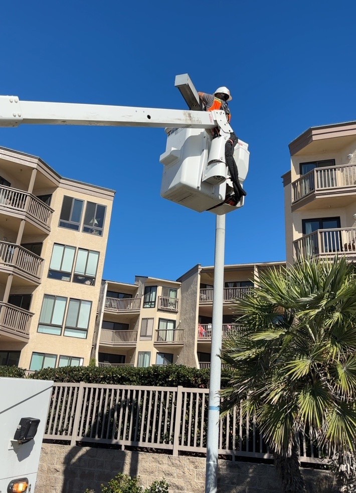 Getting it Done in D1! Transportation Department crews will repair 50 streetlights in Pacific Beach by EOD Friday, including the one pictured here on Ocean Blvd.