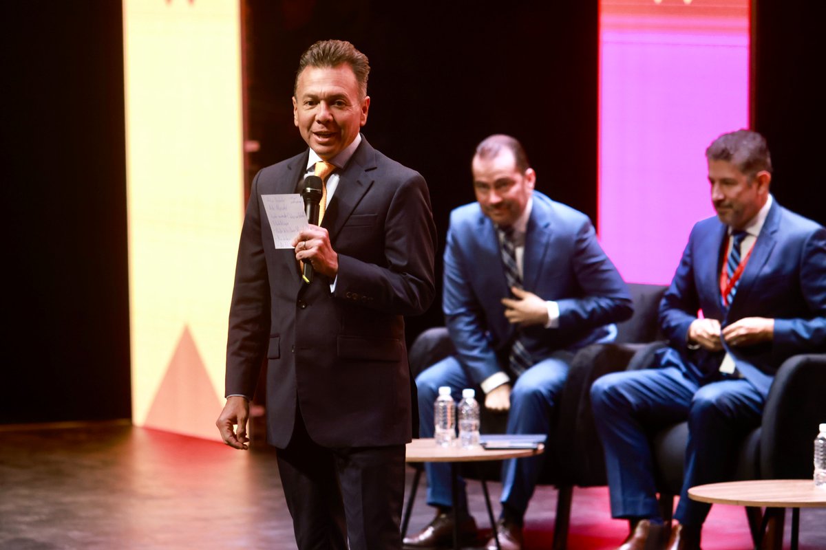 PabloLemusN's tweet photo. Nos reunimos con 80 mil docentes, directores y personal académico, de manera presencial y virtual, en la inauguración de la séptima edición de Jalisco Academy, espacio que promueve la innovación, la digitalización y herramientas que fortalezcan la formación de las y los docentes, para mejorar el aprendizaje de niñas, niños y adolescentes. 

En coordinación con @SecEducacionJal, las profesoras y profesores, investigadores y otras instituciones hemos diseñado un plan de estudios que convierta a nuestra entidad en la mejor; apostamos por escuelas remodeladas, Aulas Jalisco Digital e implementamos las clases de música de manera obligatoria dentro del plan de estudio.

#AlEstiloJalisco seguimos chambeando para brindar una enseñanza innovadora en todas las regiones de nuestro estado, dotando de herramientas y conocimiento a todas y todos.