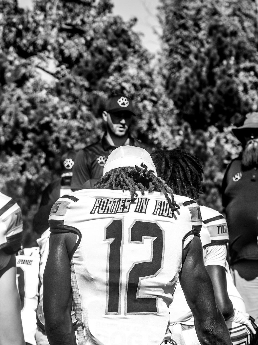 Cfulgham12's tweet image. Regular season stats (8 games):

839 APY
9 TDs

OFFENSE:
32 REC, 514 YDS, 6 TDs
22 CAR, 162 YDS, 1 TD

DEFENSE:
40 TOT
5.5 SACKS
4 TFL
1 FF
2 FUMBLE RECOVERY TDs

SPECIAL TEAMS:
4 RETURNS, 163 YDS

Regular season film: hudl.com/v/2T8pjK