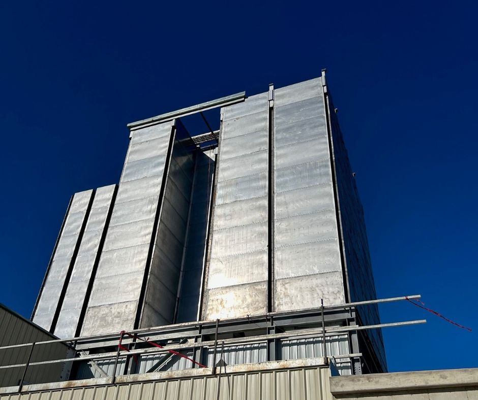 scott_equipment's tweet image. Our Modular Bulk Storage Bins are durable, made with fire-resistant, weather-tight steel panels to protect products from condensation or freezing. Perfect for storing agricultural products, minerals, or food ingredients. Learn more at scottequipment.com #BulkStorage