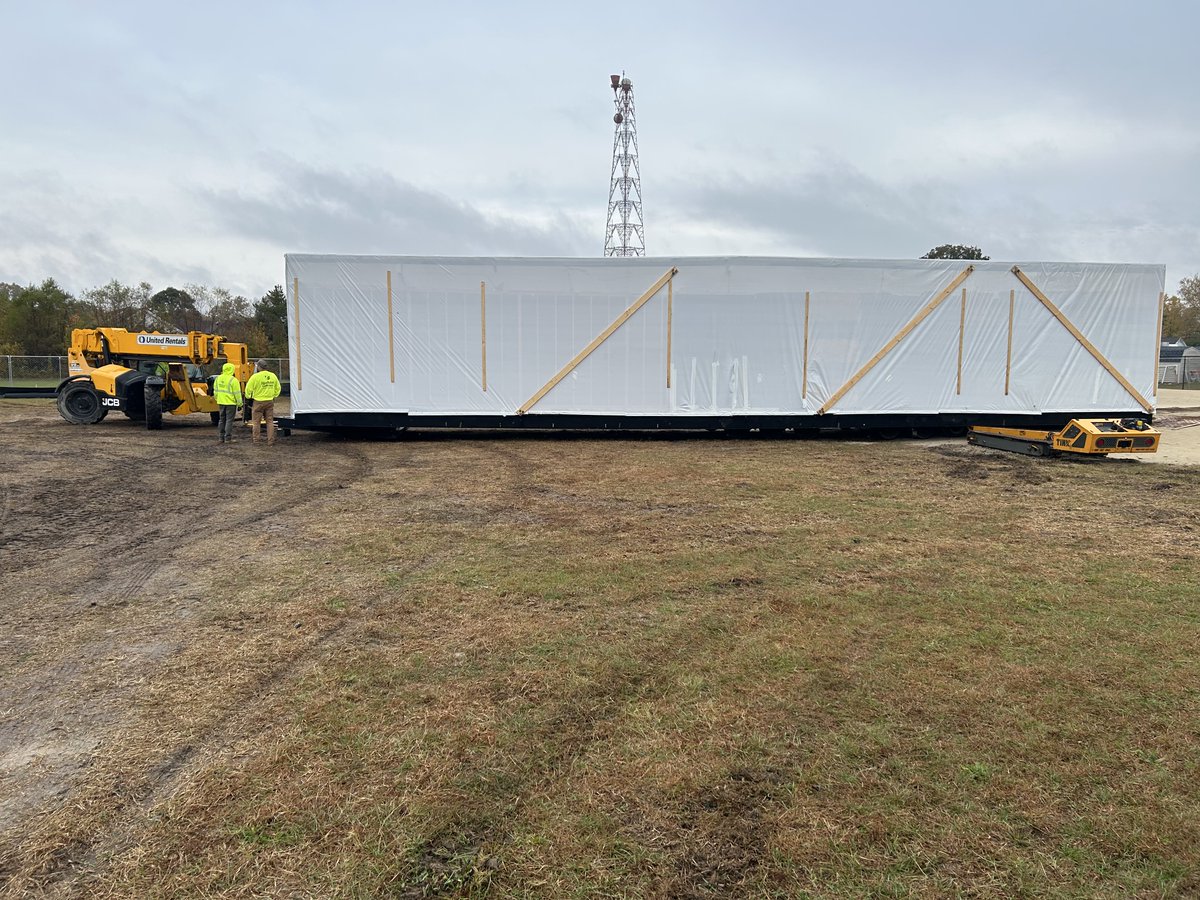 ModularGenius's tweet image. Progress is underway in Wicomico County! Crews are setting and leveling modules for a new classroom complex, installing them on pier foundations before weatherproofing, sealing, and tying in electrical and HVAC systems.