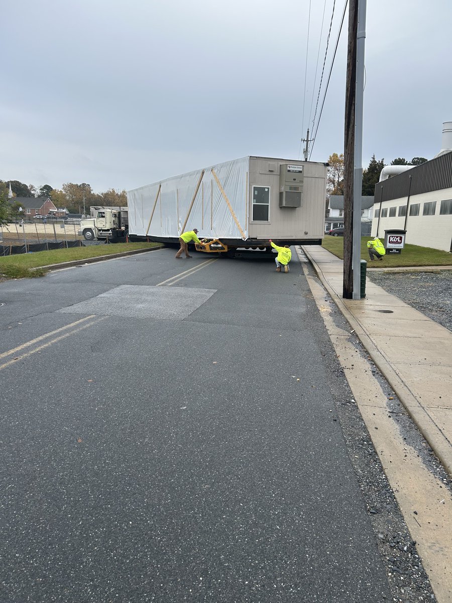 ModularGenius's tweet image. Progress is underway in Wicomico County! Crews are setting and leveling modules for a new classroom complex, installing them on pier foundations before weatherproofing, sealing, and tying in electrical and HVAC systems.
