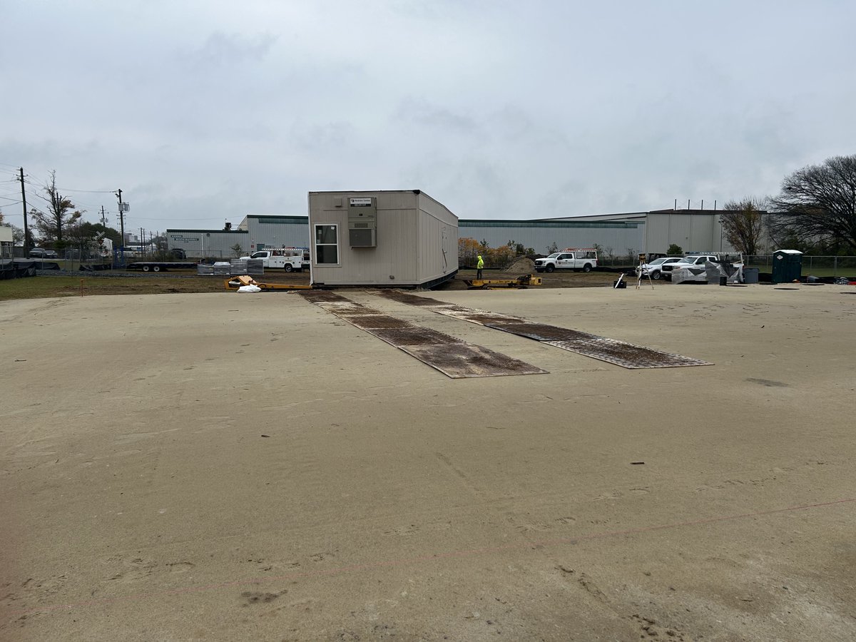 ModularGenius's tweet image. Progress is underway in Wicomico County! Crews are setting and leveling modules for a new classroom complex, installing them on pier foundations before weatherproofing, sealing, and tying in electrical and HVAC systems.