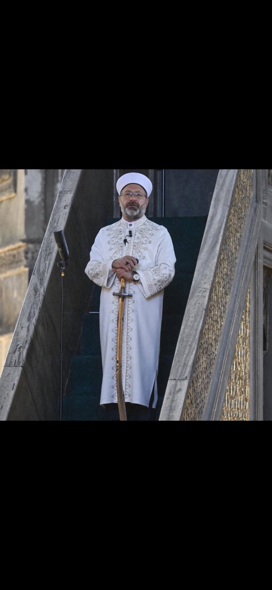 Anadolu’da adettir. 
Mevtanın kabri başında mevlit okunur. 

Bir öneri.

Mevcut Diyanet işleri başkanı, EĞER SAMİMİYSE, Anıtkabir’de Kur’an tilaveti yapsın ve Mevlüt okutsun.

Eğer laiklik ayağına okutmuyorsa camilerde de mevlit okutmasın.

(Buradan, ayrıca sayın Ali Erbaş’a