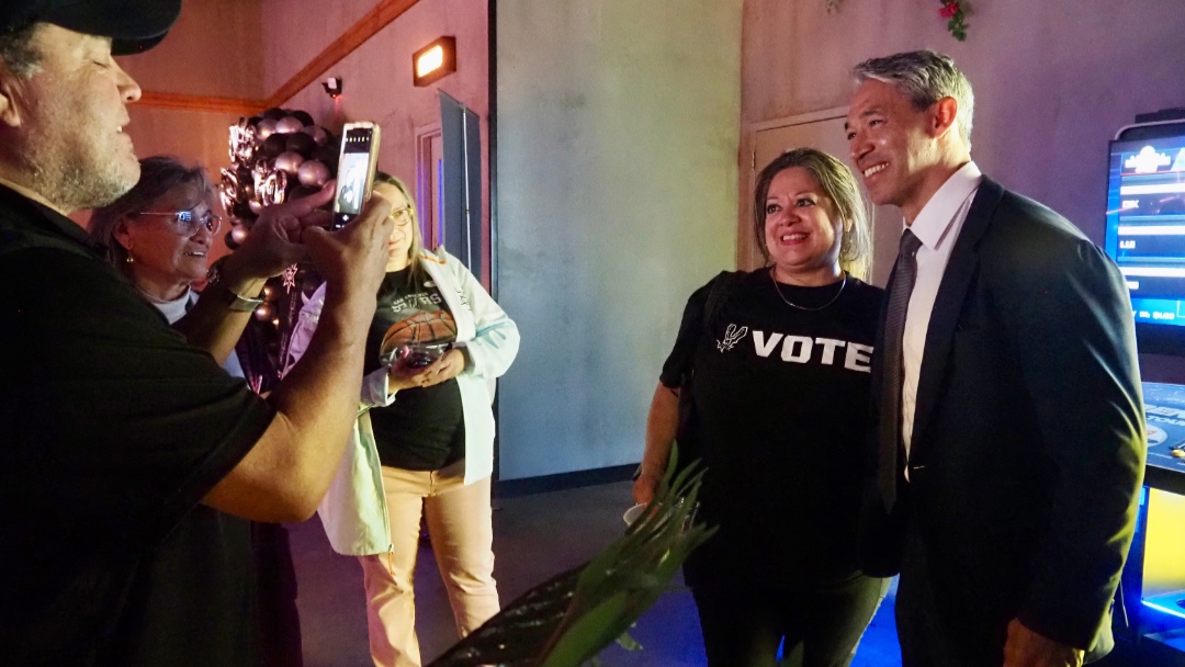 Ron_Nirenberg's tweet photo. Just a quick note of thanks:
To everyone who continues to believe in our city's future-you're the reason our community keeps growing stronger. I'm grateful to be on this journey with you. Let's keep going. #StrongerTogether #TeamRon https://t.co/GLD6Z9Dzuz