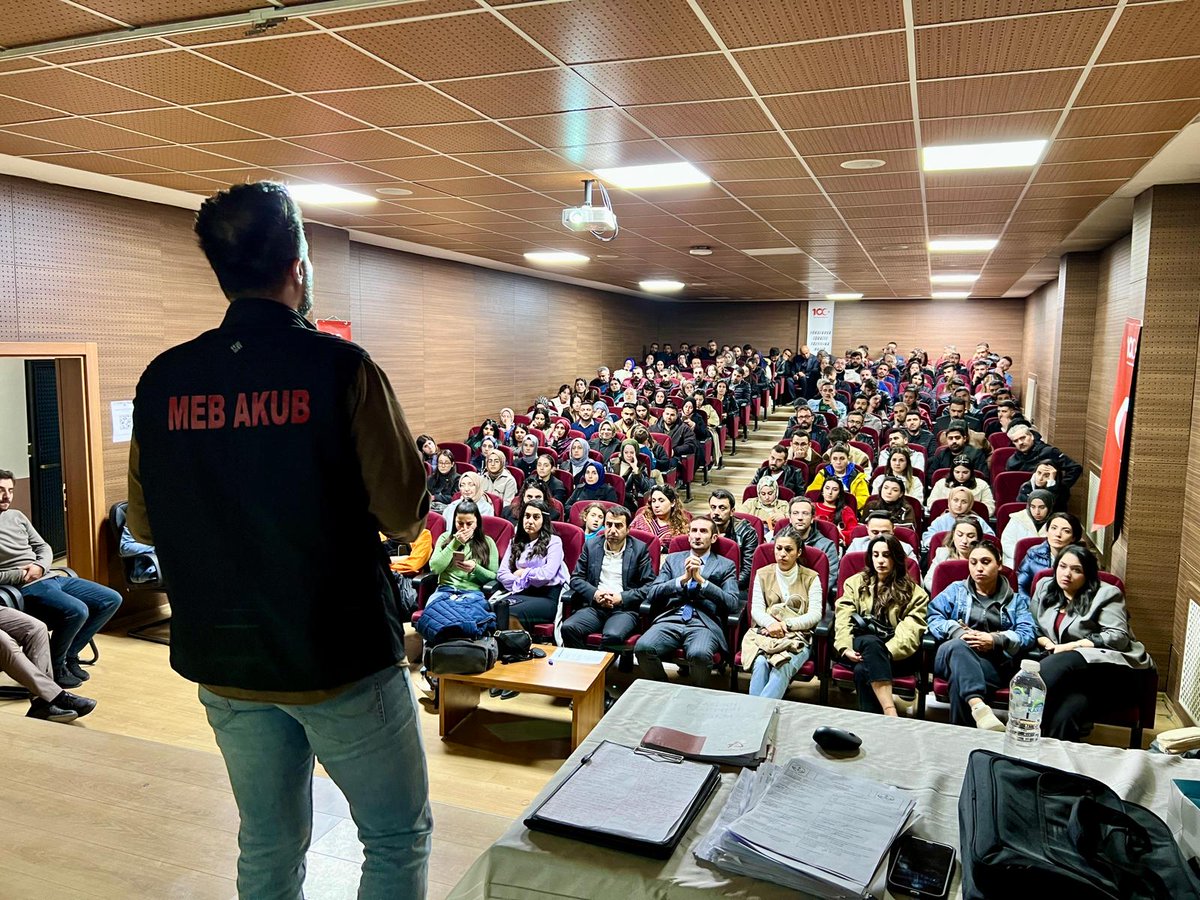 Hakkari_MEM's tweet photo. 📍 Yüksekova

👩‍🏫👨‍🏫 Öncü ve fedakar öğretmenlerimize, Müdürlüğümüze bağlı uzmanlarımız tarafından; 

🧭 Arama- Kurtarma ve Tahliye 🦺
🔥 Yangın eğitimleri verildi. 🧯👩‍🚒

       🏫 Yüksekova İmam Hatip Ortaokulu konferans salonunda düzenlenen eğitimlere; İl MEM Şube Müdürümüz (Yangın Eğitmeni) Sayın Oktay Kızılkaya, MEM AKUB Liderimiz Sayın Gökhan Erdem, okul yöneticileri ve öğretmenler katıldı.

      📌 Eğitim camiamıza, ülkemizin her alanında, büyük görev ve sorumluluk düştüğünü vurgulayan İl MEM Şube Müdürümüz (Yangın Eğitmeni) Sn. Oktay Kızılkaya, öğretmenlere hitaben yaptığı seminerin açılış konuşmasında; “Öncü ve fedakar eğitim ailemize, ilk yardım ve doğal afetlerde, doğru davranış şekilleri kazandırmayı çok önemsiyoruz. Temel ilk yardım, arama-kurtarma ve yangın gibi hayati becerileri, her bir vatandaşımız bilmeli ve öğrenmelidir. Hayati bir tehlike halinde bir canın kurtulmasında, tek bir saniyenin dahi ne kadar kıymetli olduğunu biliyoruz. Zamanında yapılacak etkili, doğru ve yerinde müdahaleler ile hayat kurtarmak mümkündür. Özellikle okullarımızda, bu eğitimi alan idareci ve öğretmenlerimizin olması hepimize güven veriyor. Bu vesileyle bu eğitimleri, büyük bir özveriyle gerçekleştiren uzmanlarımıza ve ilgi gösteren değerli Yüksekova Eğitim Ailemize, Milli Eğitim Müdürlüğümüz adına şükranlarımızı sunuyoruz,"dedi. 🙏🏻

    ✅ Düzenlenen seminerde, Şube Müdürümüz/Yangın Eğitmeni Oktay Kızılkaya, yangın konusunda; AKUB Liderimiz Gökhan Erdem ise arama- kurtarma ve tahliye konularında, öğretmenlerimize eğitimler verip bilgilendirmeler yaptılar. 

Unutmayalım‼️
Afet Bilgisi=Hayat Bilgisi

#HakkariBaşaracağımDiyor

@tcmeb @Yusuf__Tekin @alicelik_64 @HakkariValiligi @meb_dhgm @omurfatih @mebisgb @ozkan_meb @nrtttin_ylmz @ctn_kdr @yuksekova_mem @OktayKzlk @MetinTayarer  #isg