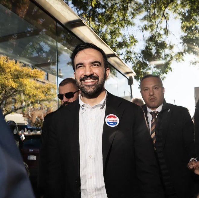 فوز زهران ممدانی 
لايعني أن الشيعة سيحكمون نيويورك هذه مجرد نكتة لطيفة!

أمريكا وكل الغرب ليس ضيع ضايعة

حتى وأن زار أحدى الحسينيات وتكلم عن الأمام الحسين(ع)

لكنه  أيضاً أجتمع بممثلي اليهود الذين يشكلون 30% وصوتوا له 

أما خلافه مع ترامب فهذا خلاف بين حزبين الديمقراطي والجمهوري.