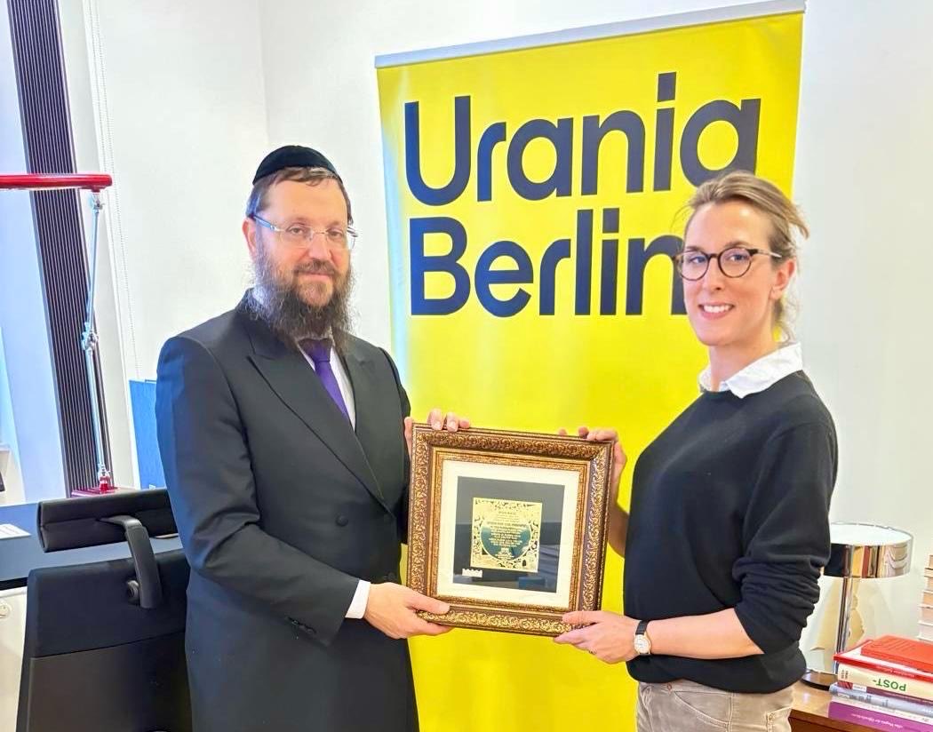 Heute zu Besuch in der Urania Berlin: <a href="/RabbiTeichtal/">Yehuda Teichtal</a> von der Jüdischen Gemeinde Chabad Berlin (<a href="/JewishBerlin/">Jüdische Gemeinde Chabad Berlin</a>).

Hier im Foto mit unserer Direktorin <a href="/jsprondel/">Johanna Sprondel</a>.