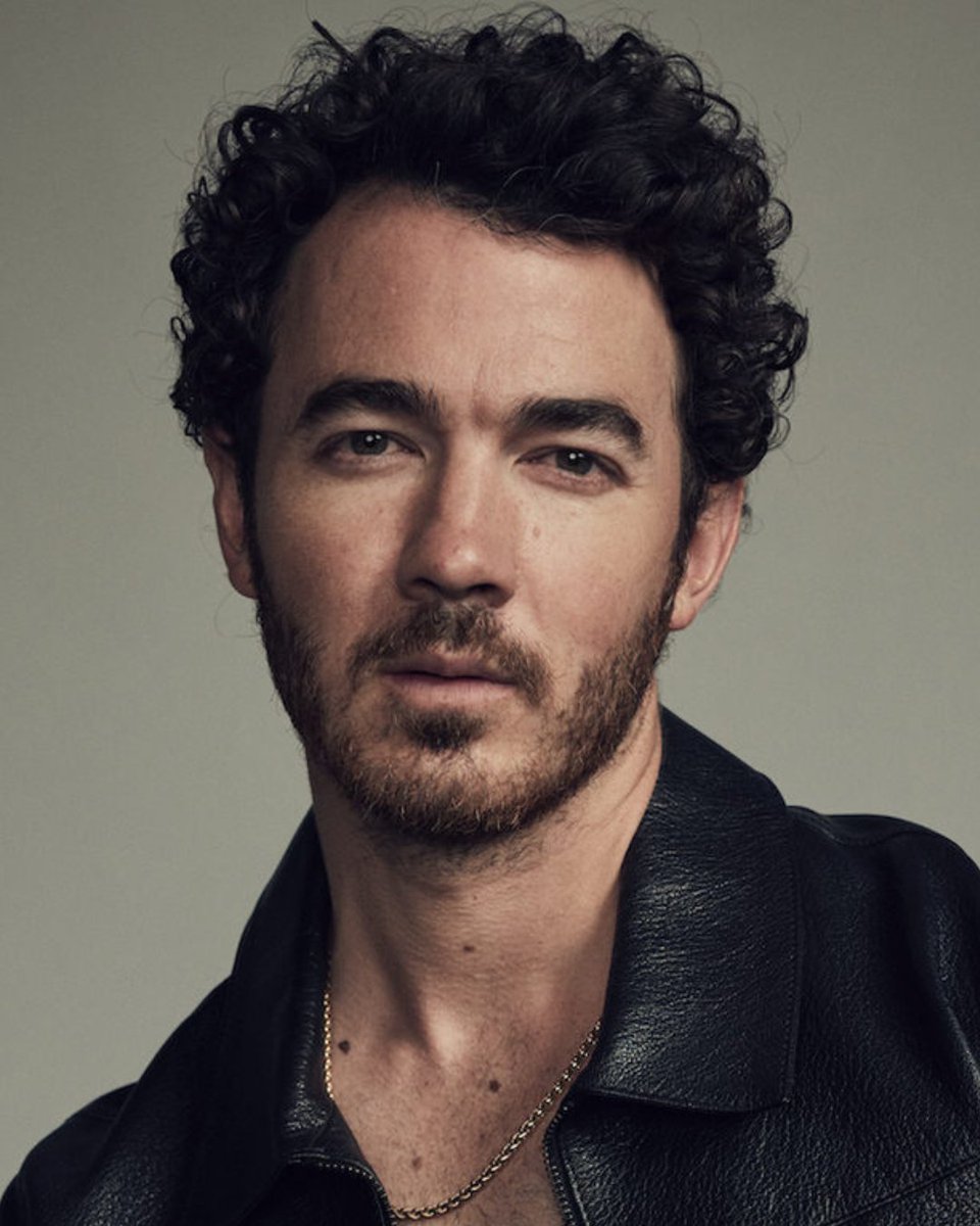 Happy birthday to the Lead guitarist of the Jonas Brothers. Mr. Kevin Jonas (November 5, 1987)