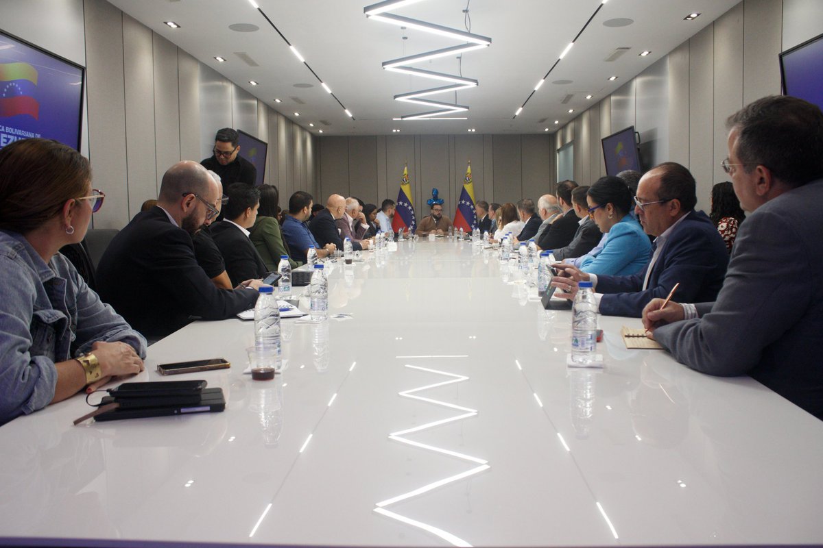 Fedeindustria sostuvo un encuentro estratégico con el Ministerio de Economía y Finanzas, reafirmando el compromiso conjunto por fortalecer el aparato industrial del país.

¡Seguimos construyendo alianzas para una Venezuela más productiva!