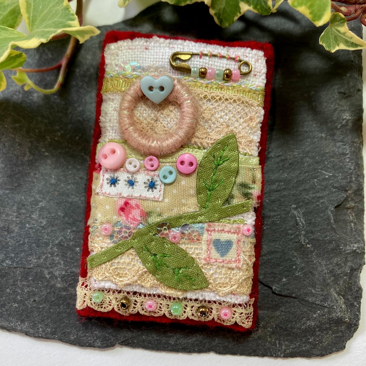 elliestreasures's tweet image. Elegant mixed media rectangular brooch hand sewn with a pretty vintage style. Layers of fabrics, lace, trims, stitching and embellishments - a beautifully unique accessory to decorate coats and outfits.
elliestreasures.square.site/product/vintag…
#shopindie #brooch #ChristmasGiftIdeas #VintageStyle
