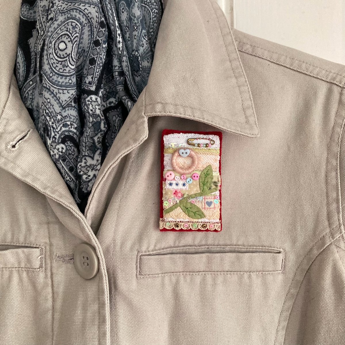 elliestreasures's tweet image. Elegant mixed media rectangular brooch hand sewn with a pretty vintage style. Layers of fabrics, lace, trims, stitching and embellishments - a beautifully unique accessory to decorate coats and outfits.
elliestreasures.square.site/product/vintag…
#shopindie #brooch #ChristmasGiftIdeas #VintageStyle