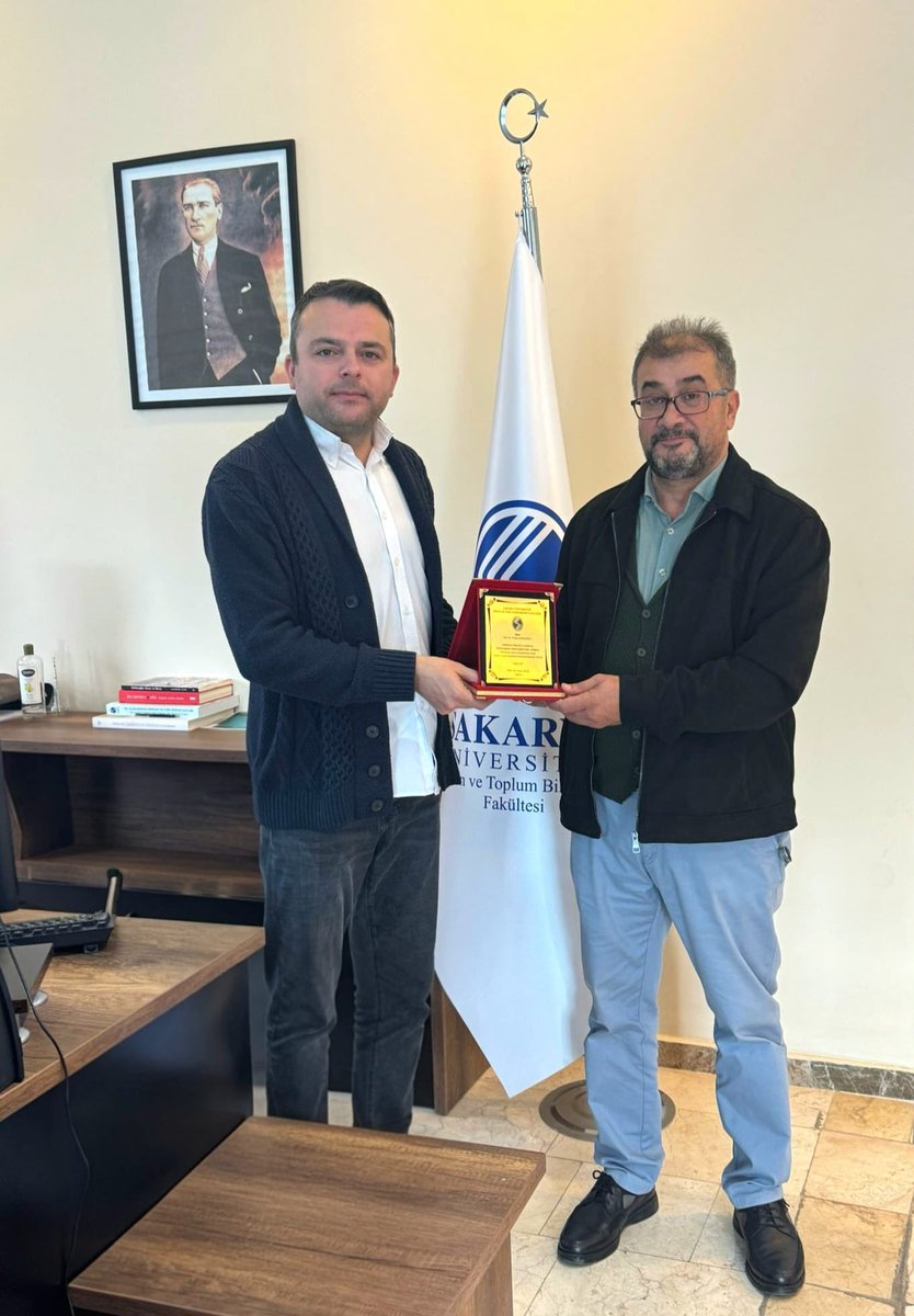 sauitbf's tweet photo. Fakültemizde daha önce dekanlık ve Türk Dili ve Edebiyatı Bölüm Başkanlığı görevlerini özveriyle yürüten Prof. Dr. Yılmaz Daşçıoğlu'na dekanımız Prof. Dr. Erkan Atak tarafından teşekkür plaketi takdim edildi. https://t.co/IFj0KGvaC9