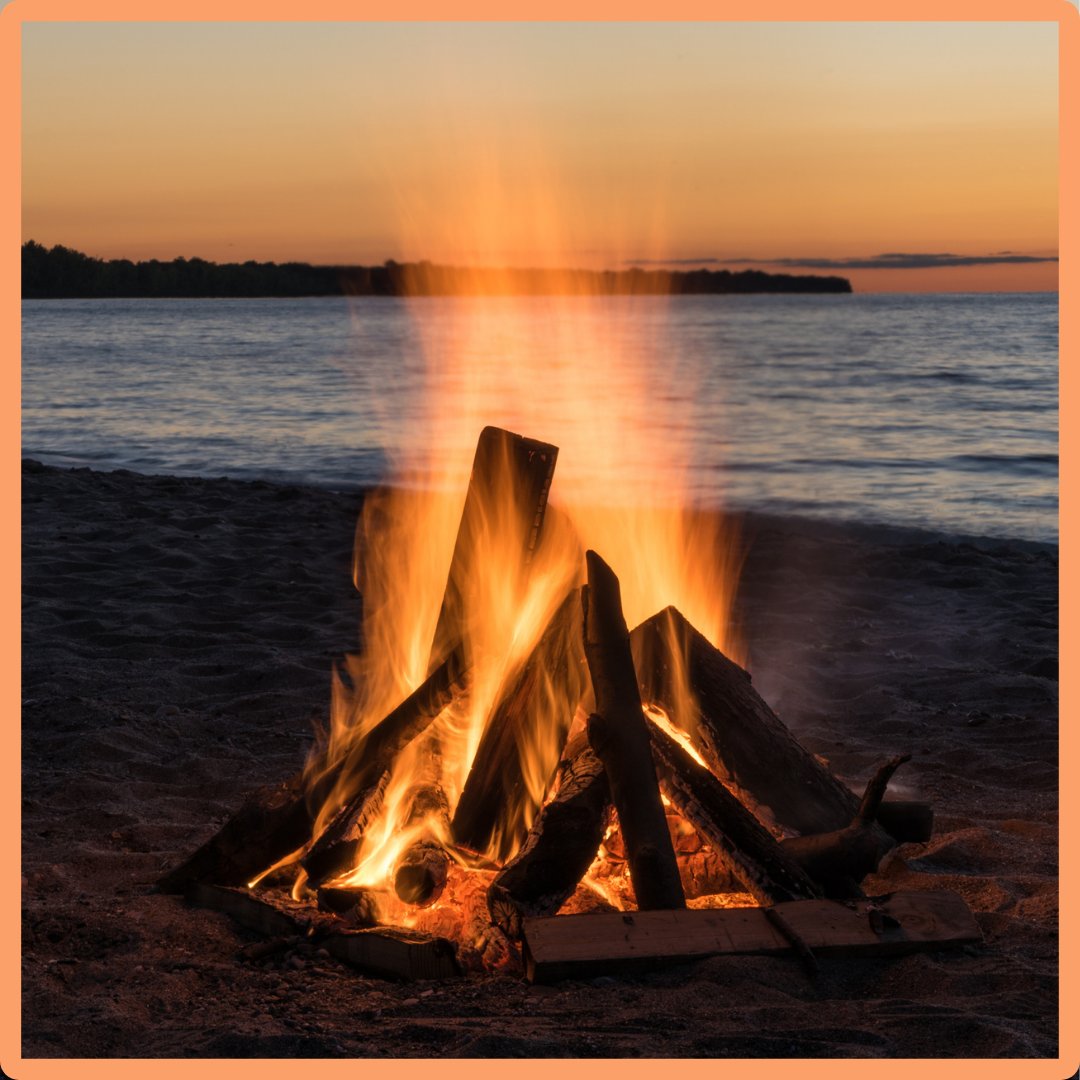 ‘Bonfire’ once meant a fire of bones. Folk speech re-heard it through French ‘bon’ — a ‘good fire’. From ritual smoke to village blaze. Read the full story: greatexpectationseducation.uk/musings-words-…