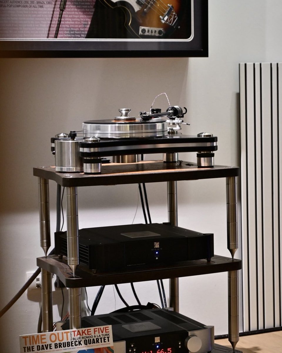 BassocontinuoAS's tweet image. REFERENCE LINE

Accordeon XL4 2.1 | California finish✨

Where noble wood shelves meet authentic rust inlay panels.

Born from innovation.💡
Shaped by hand. 🙌
Perfected by nature.🍀

Photo credits: AV Intelligence

#bassocontinuo #wewillrackyou #referenceline #madeinitaly