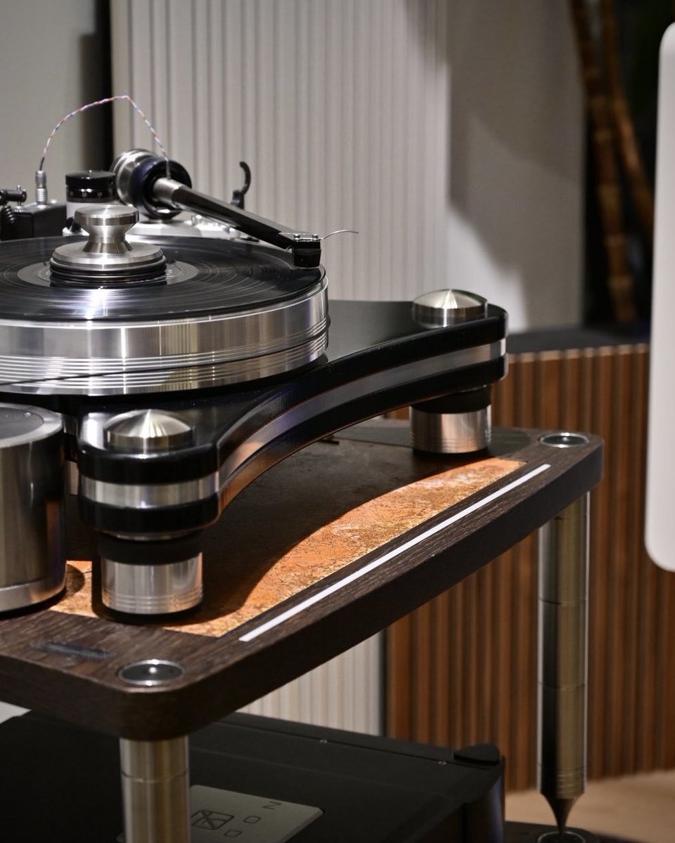 BassocontinuoAS's tweet image. REFERENCE LINE

Accordeon XL4 2.1 | California finish✨

Where noble wood shelves meet authentic rust inlay panels.

Born from innovation.💡
Shaped by hand. 🙌
Perfected by nature.🍀

Photo credits: AV Intelligence

#bassocontinuo #wewillrackyou #referenceline #madeinitaly