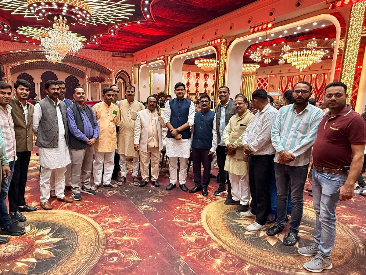 आज ग्वालियर में वरिष्ठ पत्रकार साथी श्री धर्मेन्द्र त्रिवेदी जी की सुपुत्री सौ.का. श्रद्धा त्रिवेदी संग चि. अभिषेक जैन के विवाह समारोह में पहुंचकर मंगलकामनाएं प्रेषित कीं।

श्री रामराजा सरकार से प्रार्थना है कि नव युगल का जीवन प्रेम, सामंजस्य एवं सुख-समृद्धि से परिपूर्ण हो।