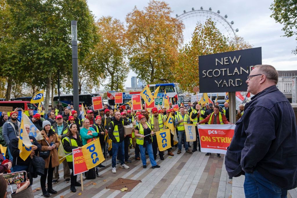 pcs_union's tweet photo. Hundreds of PCS members are striking today over their employer’s refusal to pay them a London cost-of-living payment given to police officers. They joined picket lines at New Scotland Yard, Hendon, Lambeth, Sidcup and Bow. #PCSonStrike #MetOnStrike https://t.co/IJT7R6hpqD