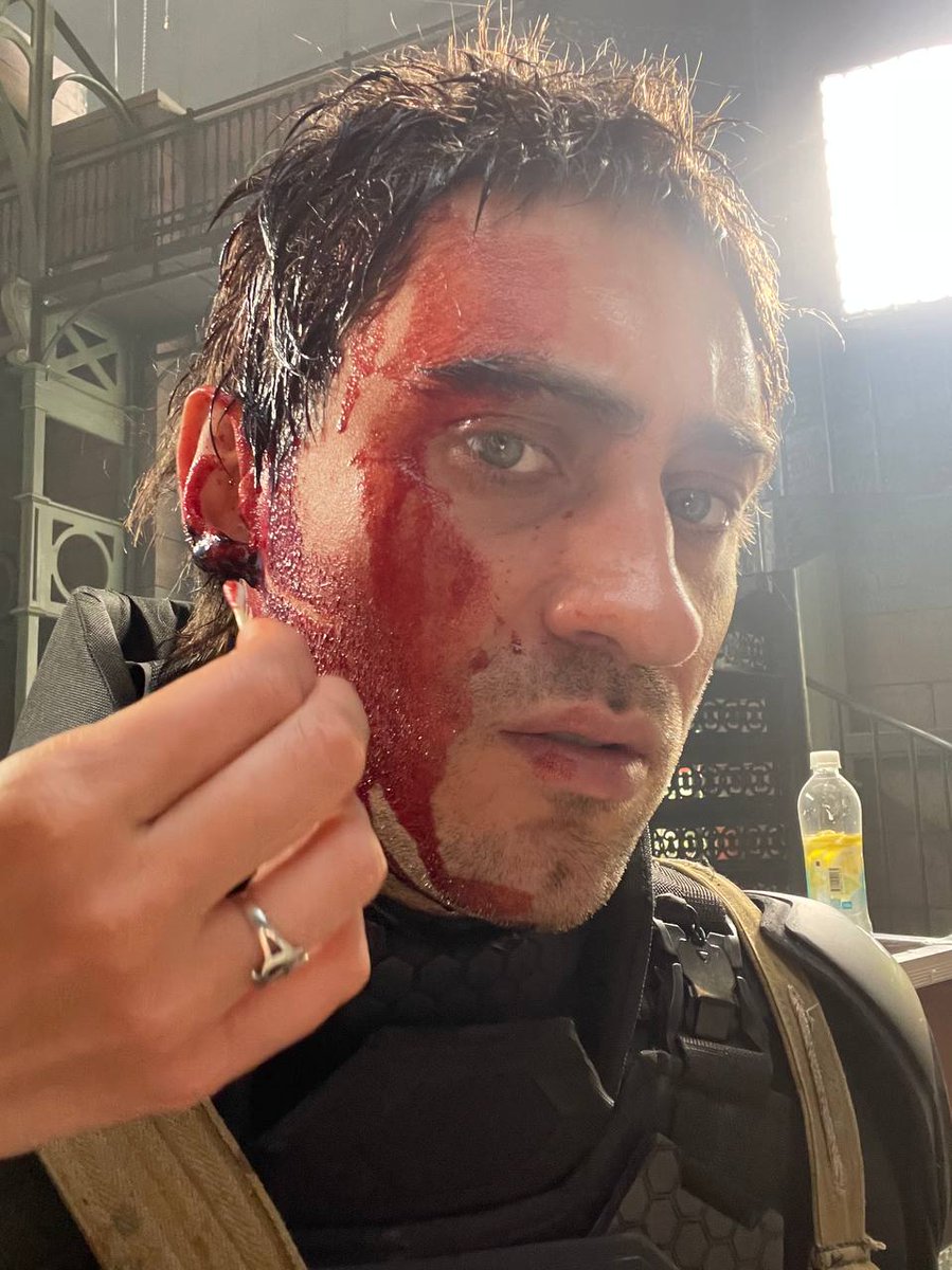 Олег: родной, не пугайся, я задержусь. На работе выдался тяжёлый день
Серёжа: ох, осторожно. Я приготовлю аптечку
Серёжа:
Серёжа: ты носишь обручальное кольцо на заданиях❤️
Олег: я ношу обручальное кольцо на заданиях😌

#сероволк #мги #мгчд #мгс