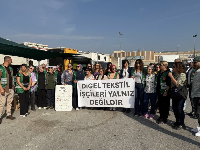 Sendikalaştıkları için Kod46 ile işten çıkarılan Digel Tekstil işçilerini,  direnişlerinin 293. gününde ziyaret ettik.

Yaşasın Kadın Dayanışması!