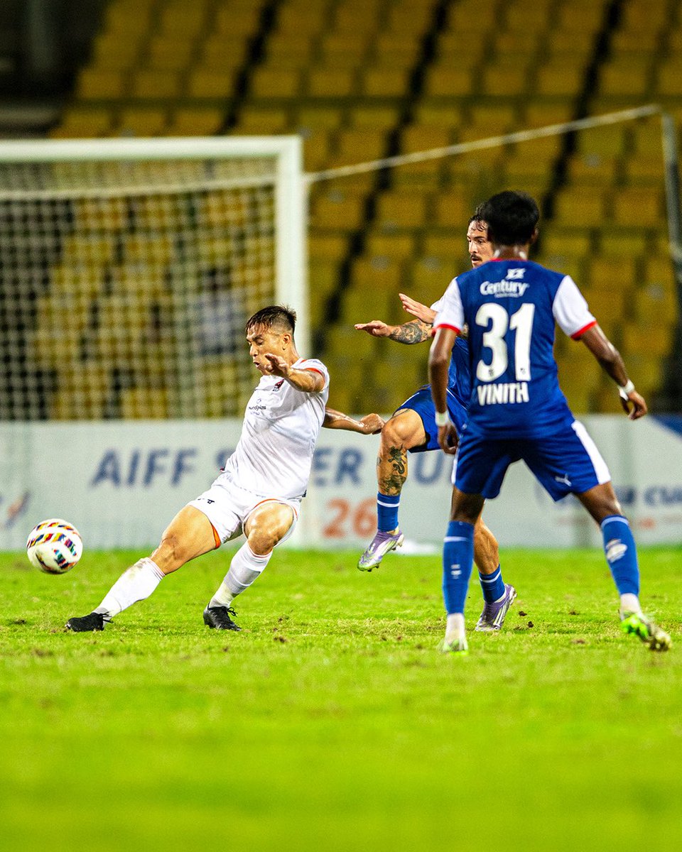 RGPunjabFC's tweet photo. Suresh Meitei making defending look like art. 💫🦁

Watch the Fatorda games from #AIFFSuperCup 2025-26 live on JioHotstar &amp; Star Sports Khel! 📺

#BFCPFC #MeinHoonPunjab #PunjabFC #TheShers https://t.co/ff8ZJYLVBv