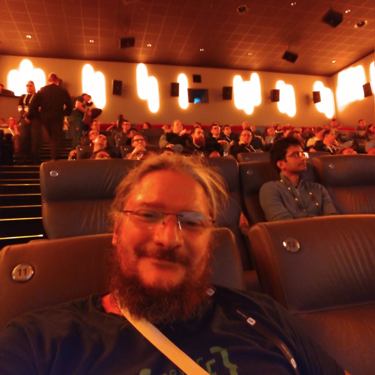 nevercodealone's tweet image. Liegeplatz 1 auf den code.talks was für eine moderne Kino Location. Mega.