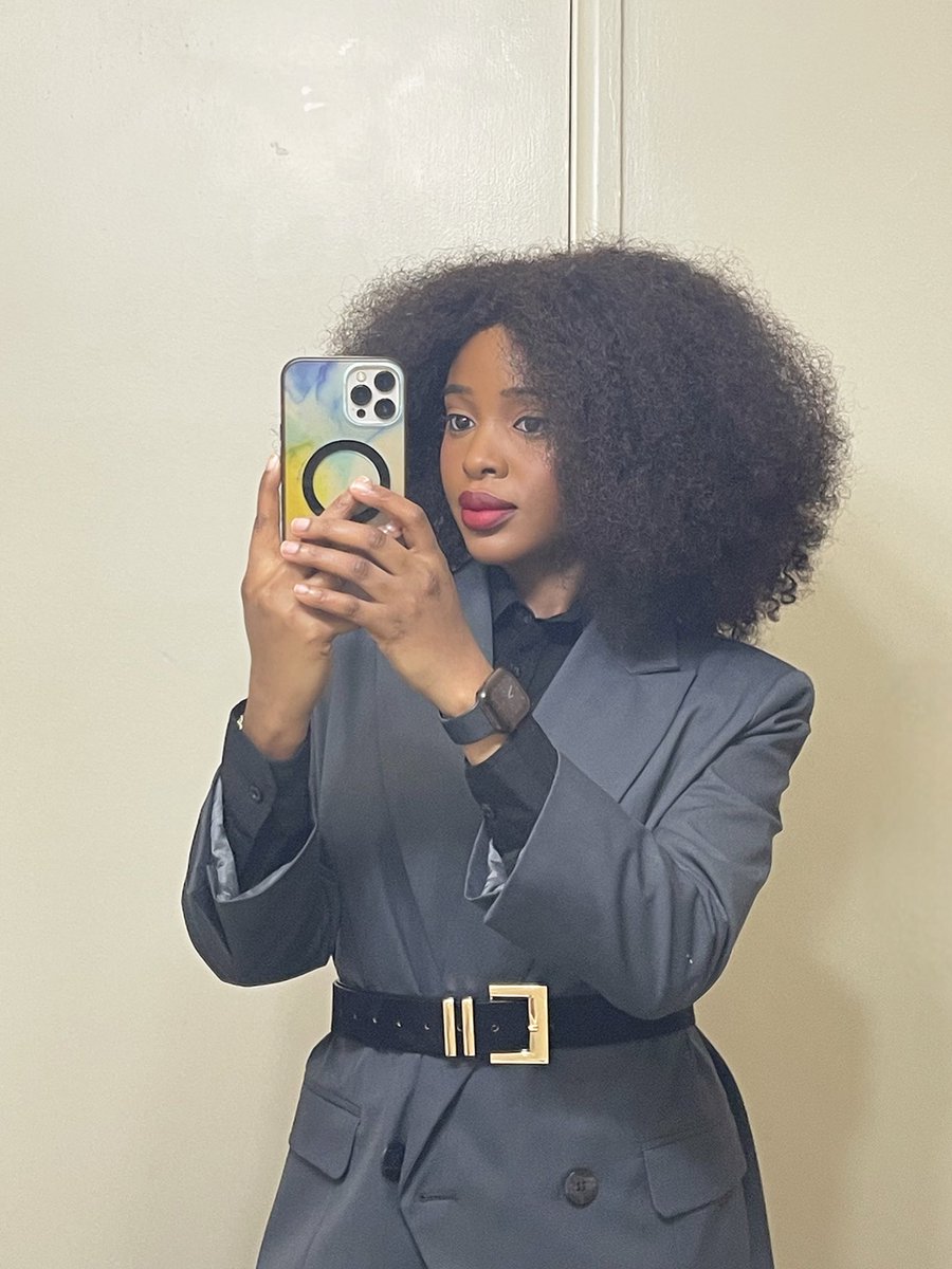 Prettyfaze's tweet image. Corporate Chic ✨

#workstyle
