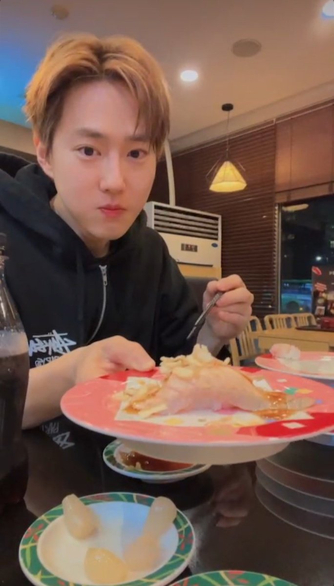 thewudwriter's tweet photo. eating with my boyfriends https://t.co/jDZfJDy6HR