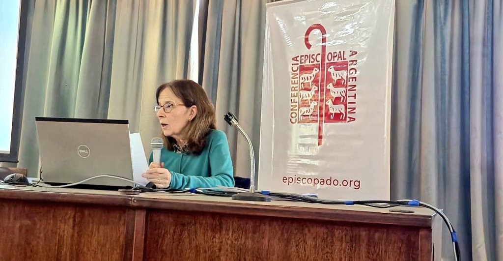 #127AP | La Dra. #MarcelaMazzini, teóloga y vicedecana de la Facultad de Teología de la <a href="/UCA_Oficial/">UNIVERSIDAD CATÓLICA ARGENTINA (UCA)</a>, presentó ante los obispos los principales temas y desafíos del documento final del #Sínodo.

🧵 1/3