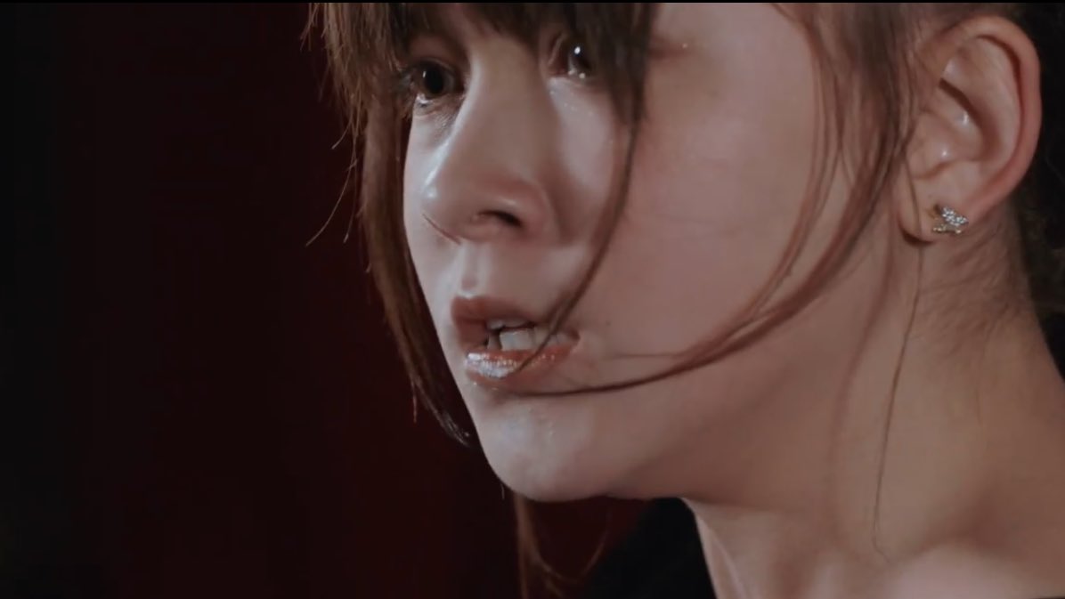 t_thunthun_t's tweet image. 📍วิเคราะห์ตัวละคร: ซิดนีย์
Clinical Hypnosis หรือการสะกดจิตทางเวชปฏิบัติ เป็นการใช้จินตภาพบำบัดให้กับผู้ป่วยซึ่งผู้ป่วยจะเกิดการเปลี่ยนแปลงสภาวะจิตสำนึกทำให้ผ่อนคลายทางกายและจิตใจมากขึ้นไม่ใช่เพื่อควบคุมเด็ก ในกรณีของซิดนีย์คือเพี้ยนเพราะแม่(ต่อ)
 #จิตสะกดแค้นep1