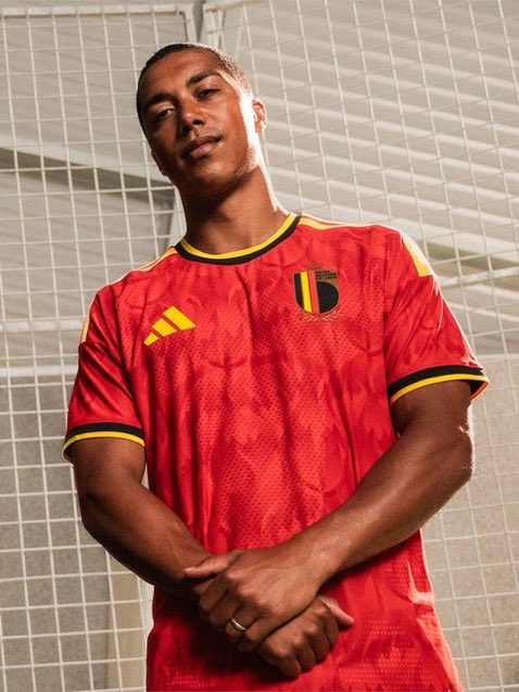 👕 Le nouveau maillot de la sélection belge pour 2026 présenté par Adidas ! 🇧🇪🍯 

📸 (<a href="/BelRedDevils/">Belgian Red Devils</a>)
