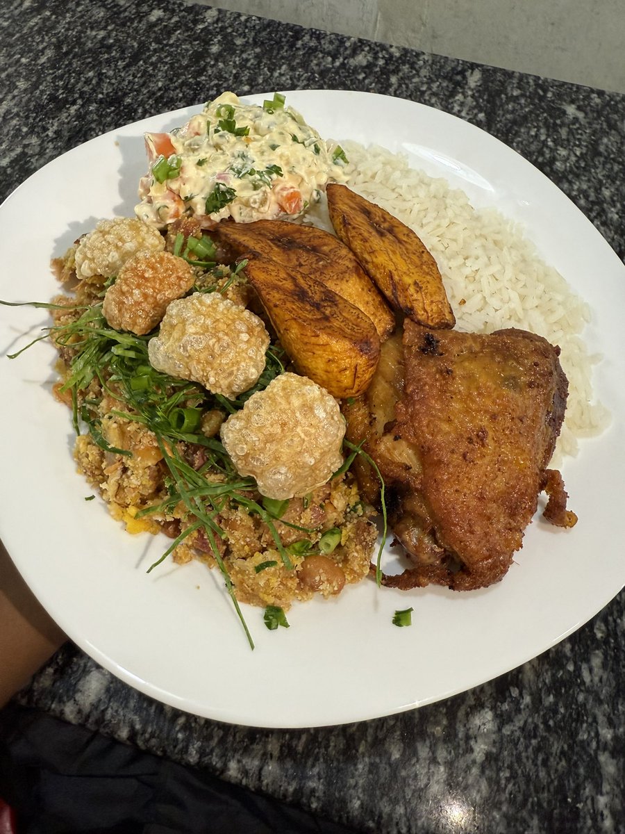 oncevaibh's tweet image. Arroz soltinho, tropeiro gostoso, maionese caseira, banana da terra frita e sobrecoxa de frango pra lá de suculenta. A boa notícia da gastronomia de Belo Horizonte nessa semana é que o Bar do Gabriel passou a servir pratos feitos.

R. João Gualberto dos Santos, 156 - Céu Azul