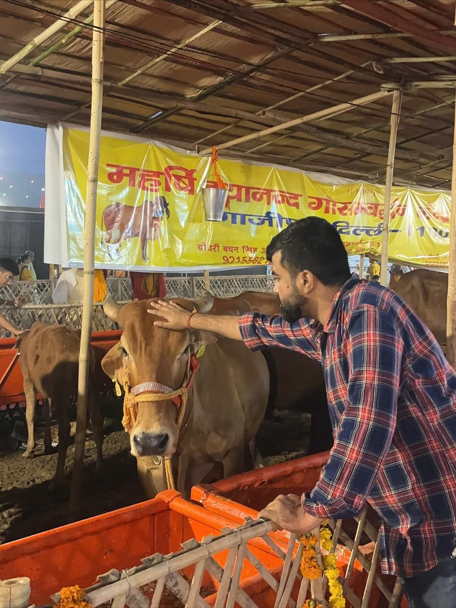 guptachetan34's tweet photo. अंतर्राष्ट्रीय आर्य महासम्मेलन 2025 के अविस्मरणीय पलों में देश-विदेश से आए विद्वानों और आर्य समाज के अनुयायियों ने महर्षि दयानंद सरस्वती जी के आदर्शों को नमन किया। आर्य समाज के संस्थापक महर्षि दयानंद ने अंधविश्वास और सामाजिक कुरीतियों के विरुद्ध आजीवन संघर्ष करते हुए “वेदों की ओर लौटो” का आह्वान किया था। उन्होंने शिक्षा, समानता, नारी सम्मान और सत्य के मार्ग को समाज में स्थापित करने का कार्य किया। आर्य समाज ने स्वतंत्रता आंदोलन में भी देशभक्ति और स्वावलंबन की भावना को बल दिया। महासम्मेलन 2025 में उन्हीं आदर्शों को आगे बढ़ाते हुए युवा पीढ़ी ने “कृण्वन्तो विश्वमार्यम्” के मंत्र को अपनाने और विश्व को श्रेष्ठ बनाने का संकल्प लिया।